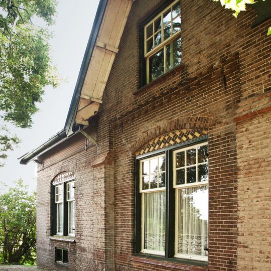 Dwarshuisboerderij met tuinhuis/theekoepel