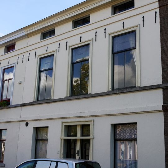 Pand met verdieping en mezzanino onder flauwhellend, met pannen gedekt zadeldak