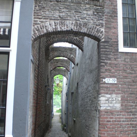 Hoog, smal huis in jaarankers gedateerd 1583