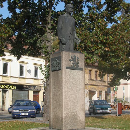 Pomník Tomáše Garrigue Masaryka na Palackého náměstí v Dobrovici
