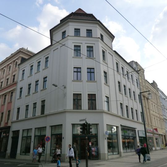 Mietshaus mit Laden in geschlossener Bebauung, Eckhaus Berliner Straße 15