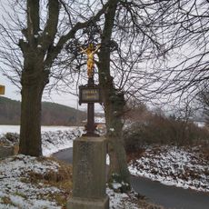 Kříž u autobusové zastávky