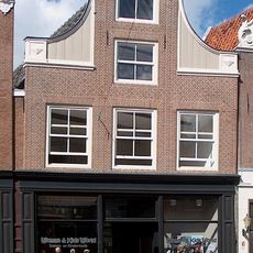 Huis met eenvoudige halsgevel met fronton en houten klauwstukken