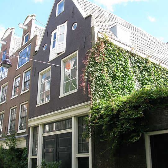 Koetshuis met bovenwoning