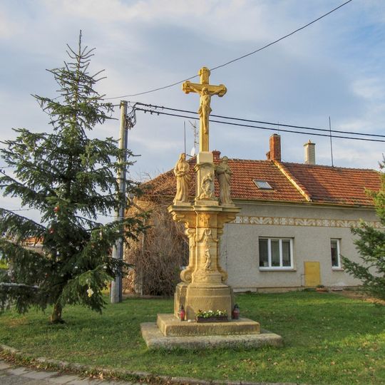 Kříž v Březcích naproti zastávce