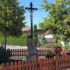 Kříž na návsi v Černíně