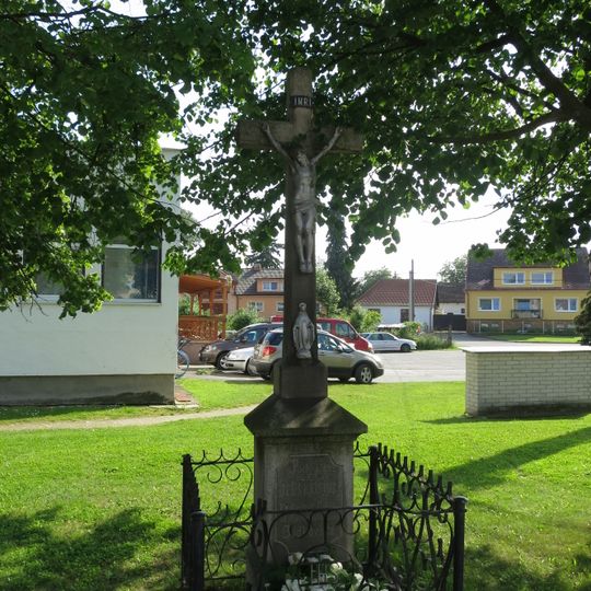 Kříž na návsi v Budkově