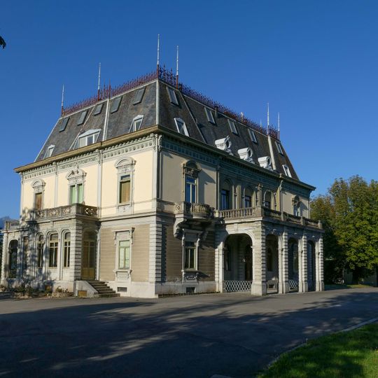 Château de la Becque with outbuildings