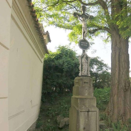 Kříž u brány do hřbitova v Klatovech