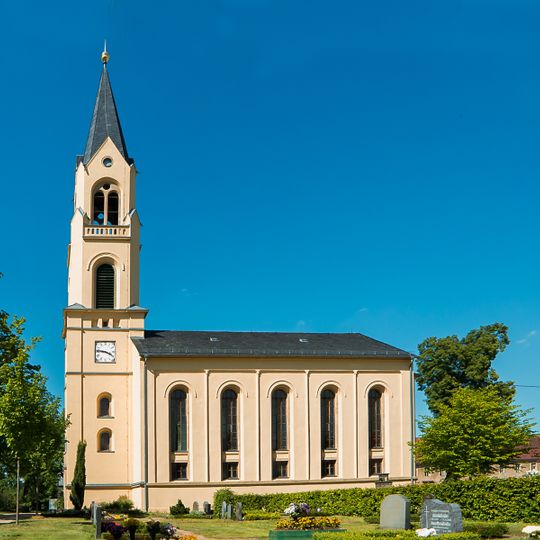 Kirche , Kirchhof mit Einfriedung, Kriegerdenkmal für die Gefallenen des 1. Weltkriegs sowie Sandsteingrabmal Schulgasse 2