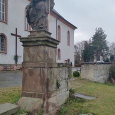 Socha svatého Pavla u brány ke kostelu sv. Petra a Pavla v Mimoni