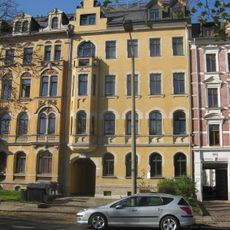 Mietshaus in geschlossener Bebauung mit Vorgarten Straße der Nationen 83