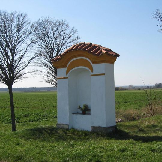 Kaplička u silnice na Hlavenec na jižním okraji Kostelního Hlavna