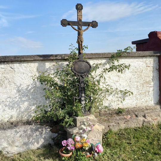Kříž nad Oborou u zdi