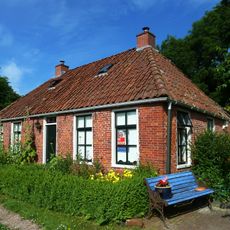 Arbeiderswoning met aankapping en aangebouwd schuurtje
