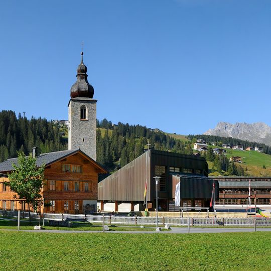 Schulzentrum und Neue Pfarrkirche