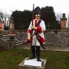 Socha granátníka na nádvoří zámku Dobříš