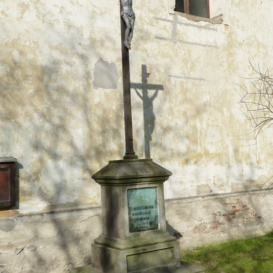 Kříž u kostela v Havraníkách