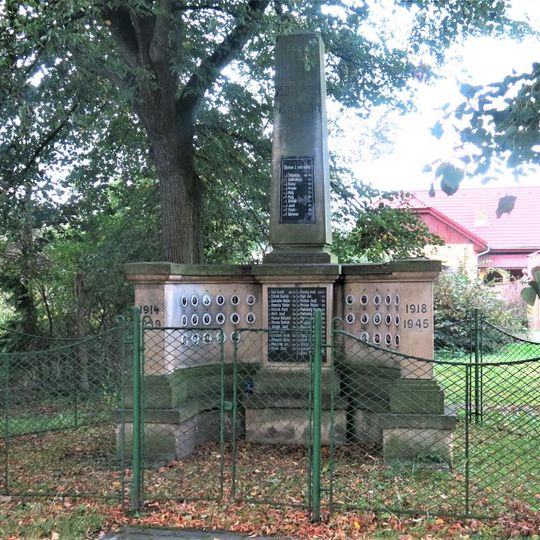 Pomník padlým v ulici Za Jezerem ve Veltrubech