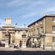 Buckingham Palace 4 Lamp Posts At Gateway To Royal Mews