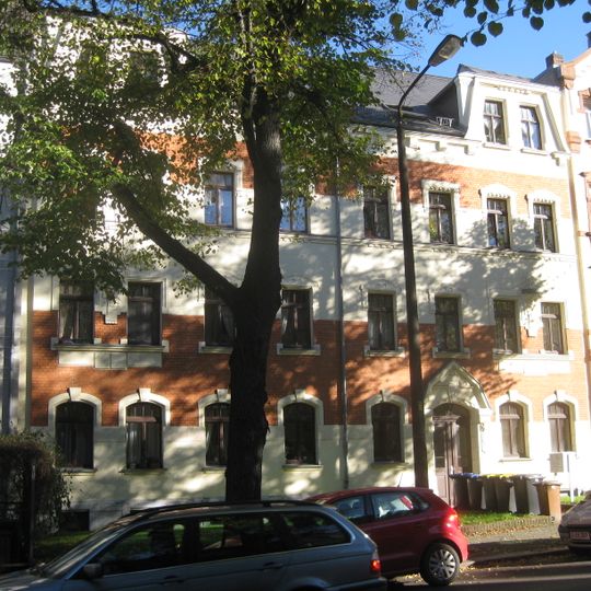 Mietshaus in geschlossener Bebauung mit Vorgarten Geibelstraße 5