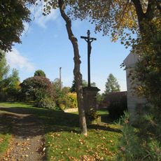 Kříž v Močidlci u kostela