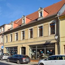 Wohnhaus in geschlossener Bebauung sowie zwei Nebengebäude und Pergola im Hof Dresdner Straße 19