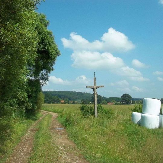 Kříž západně od Lučkovic