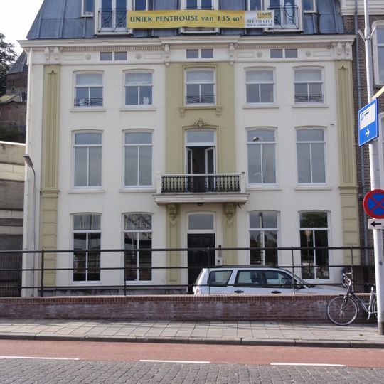 Gepleisterd herenhuis met twee verdiepingen en schilddak