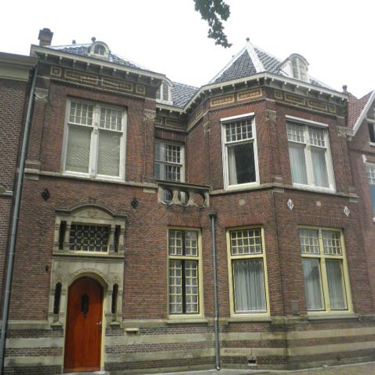 Herenhuis in de stijl van het rationalisme met op oriëntaalse voorbeelden geïnspireerde ornamenten uit 1904-05, gebouwd voor het echtpaar moltzer-boeke