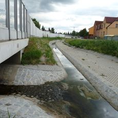 Most ulice Vodní přes Vrátecký potok