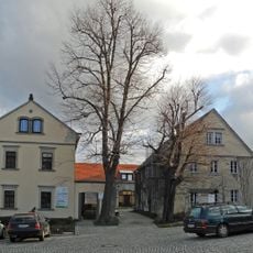 Wohnstallhaus (ehemaliges Seitengebäude) und Scheune eines Bauernhofes, dazu zwei Torpfeiler und Pforte Dorfplatz 2