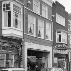 Pand met lijstgevel en jongere winkelpui