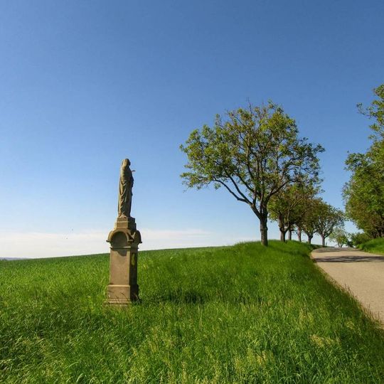 Socha Panny Marie v Tištíně na okraji obce