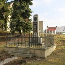 Pomník padlým na návsi v Košticích