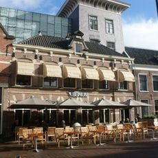 Pand met tuitgevel door zandstenen driehoekig fronton gedekt