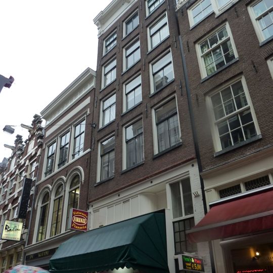 Pand met gevel onder rechte lijst met consoles