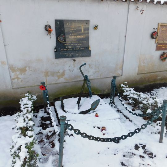 Pamětní deska československým námořníkům na Olšanech