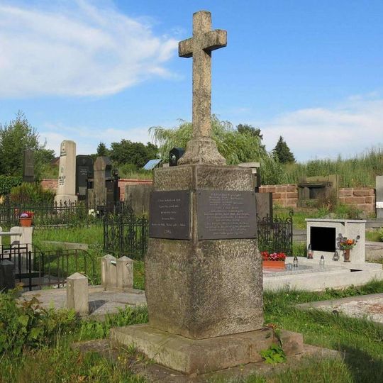 Pomník zemřelým vojákům raněným v bitvě 1866 na hřbitově v Lomnici nad Popelkou