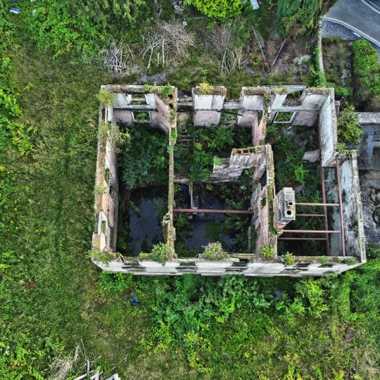 Number 19 With Gatepiers To Street