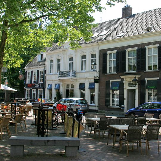 Herenhuis onder zadeldak en met gepleisterde en van stucversiering voorziene lijstgevel