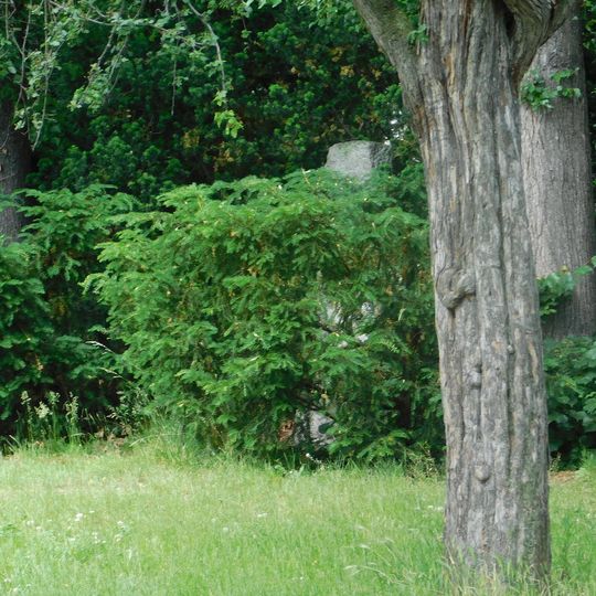 Pomník obětem 2. světové války v zahradě školy Na Pražačce na Žižkově