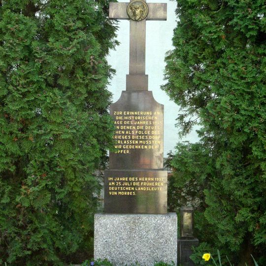 Kříž v Moravanech u kostela