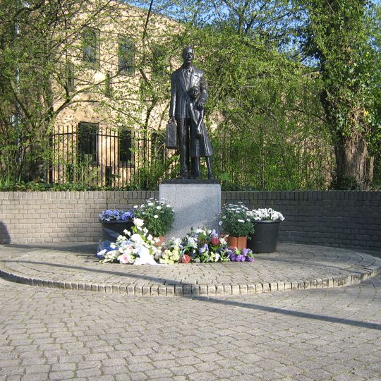 Monument voor het Ondergedoken Kind en Beschermer