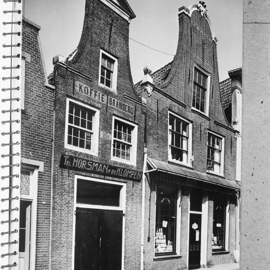 Pand met bakstenen halsgevel met bakstenen klauwstukken