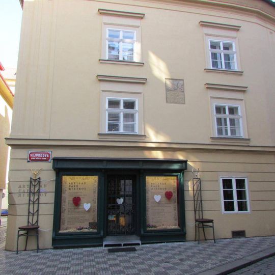 Pamětní deska ve Vejvodově ulici v Praze