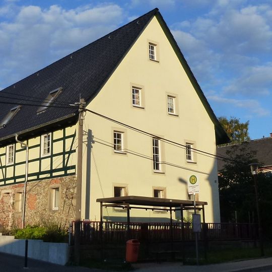 Wohnstallhaus, nördliche Scheune und Auszughaus eines Dreiseithofes, mit zwei Torpfeilern Alte Hauptstraße 37