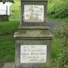 Kříž před kostelem Nejsvětější Trojice v Jílovém