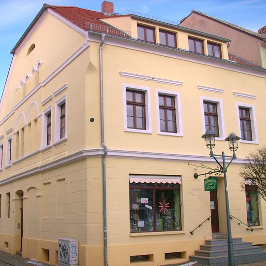 Wohnhaus, Eckhaus zum Markt, hier in geschlossener Bebauung Mittelstraße 19