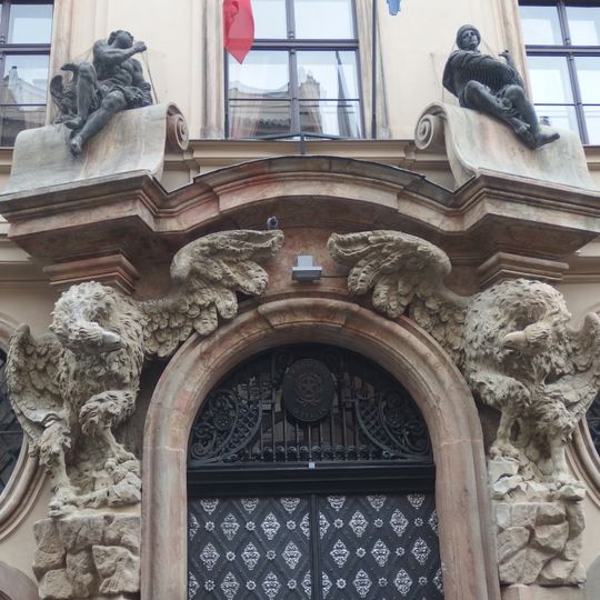 Sochy nad portálem domu Nerudova 214/20